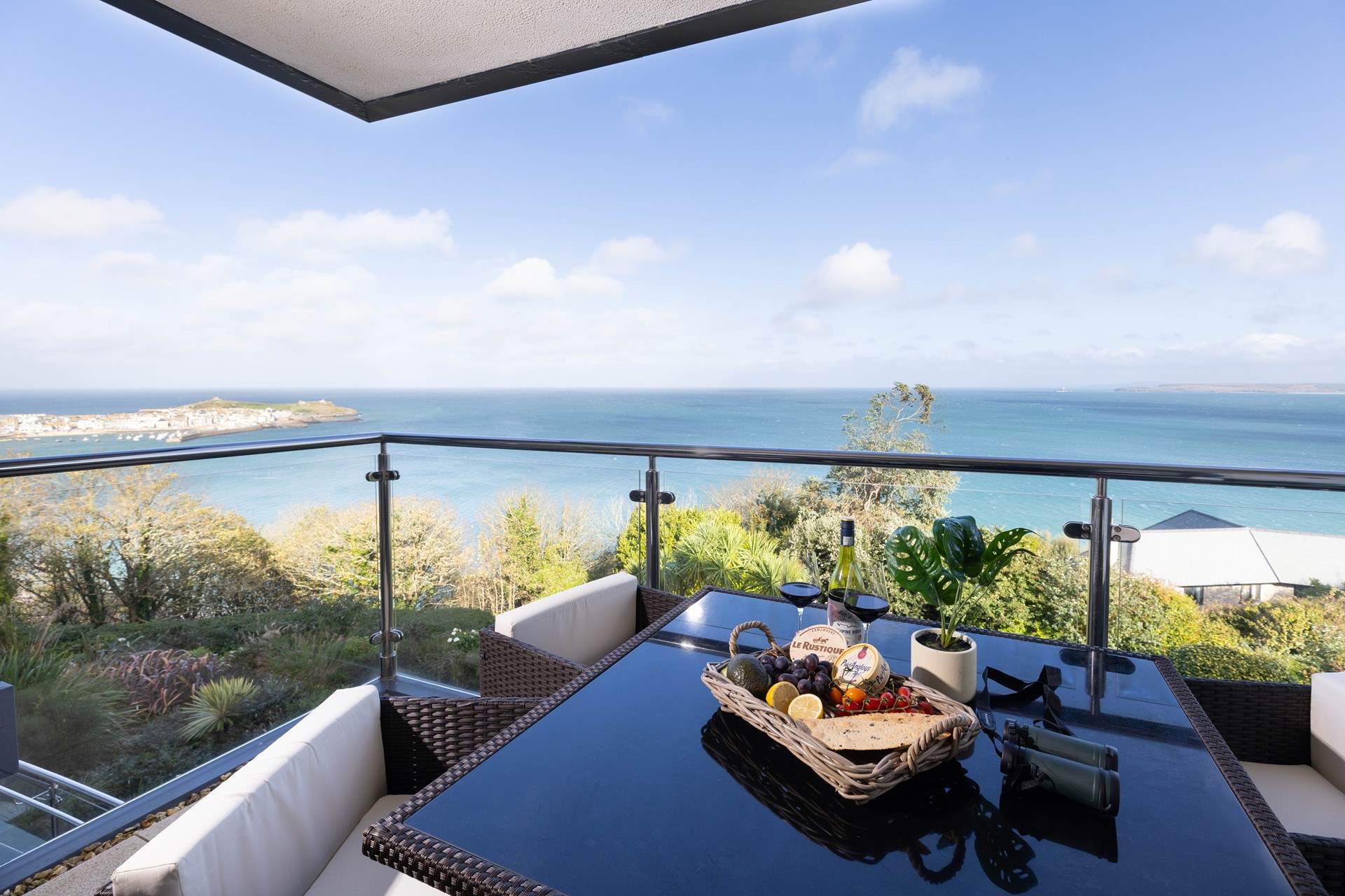 Welcome to Rolling Surf, a luxury apartment overlooking St Ives and Hayle, big blue seas and golden sand surround you.