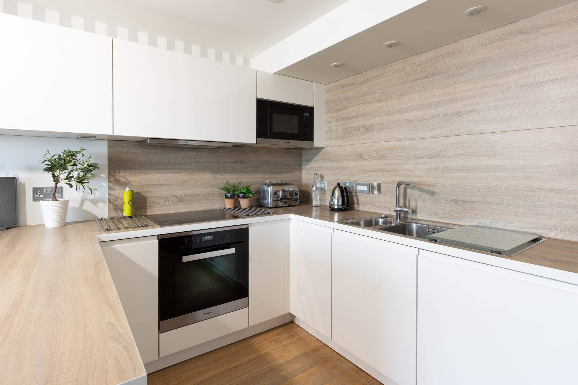 The kitchen is so well-equipped for any aspiring chef.