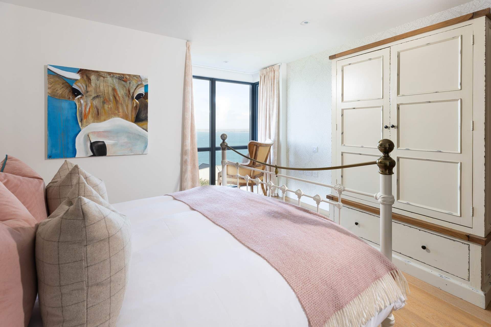 Country-style furniture in bedroom 1 complements the modern style of this apartment, creating a warm and inviting welcome.