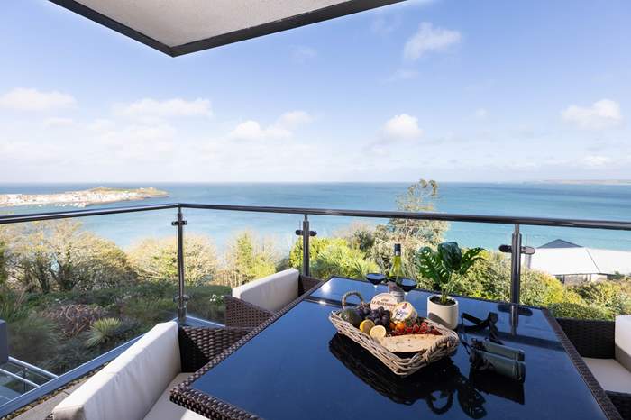 Rolling Surf-Morwenstow 11 is a 2 bedroom holiday apartment with sea views in St Ives, West Cornwall.