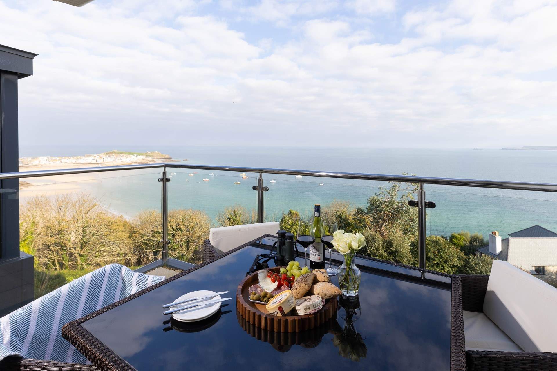 From the terrace you will enjoy views of the blue seas, golden sand and the harbour in St Ives.