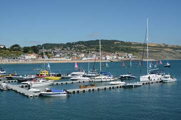 Nearby Lyme Regis has something for everyone, Dinosaur and fossil museums, fishing trips, some great cafes, pubs and restaurants, or you may choose just to watch the world go by.