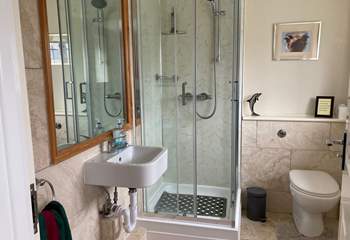 The shower-room has a new shower-door. This image is for information purposes.