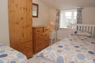This is the twin bedroom. Please take care of the step outside the bedroom door, to the inset landing at the top of the stairs.