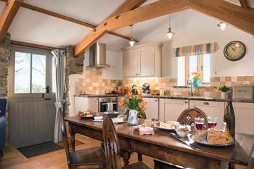 The stable-door leads out to the enclosed patio-area, perfect for al fresco dining.