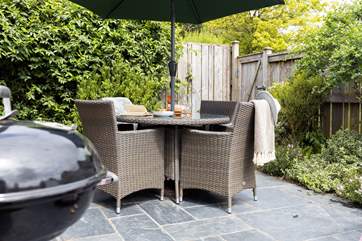 Al fresco dining is a must on holiday.