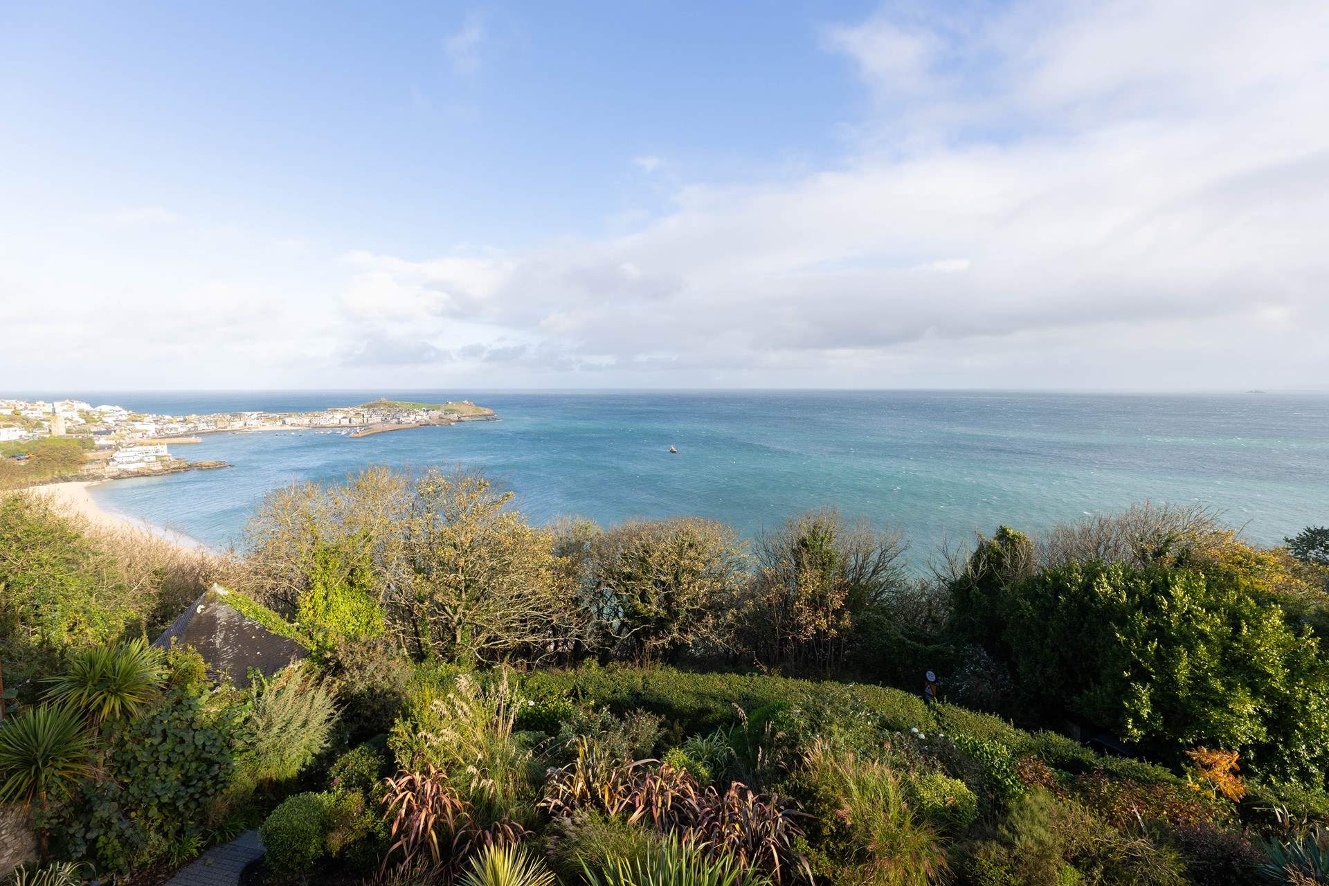 Lush gardens meet the blue sea and sandy beaches, the perfect location to enjoy St Ives and the surrounding area.
