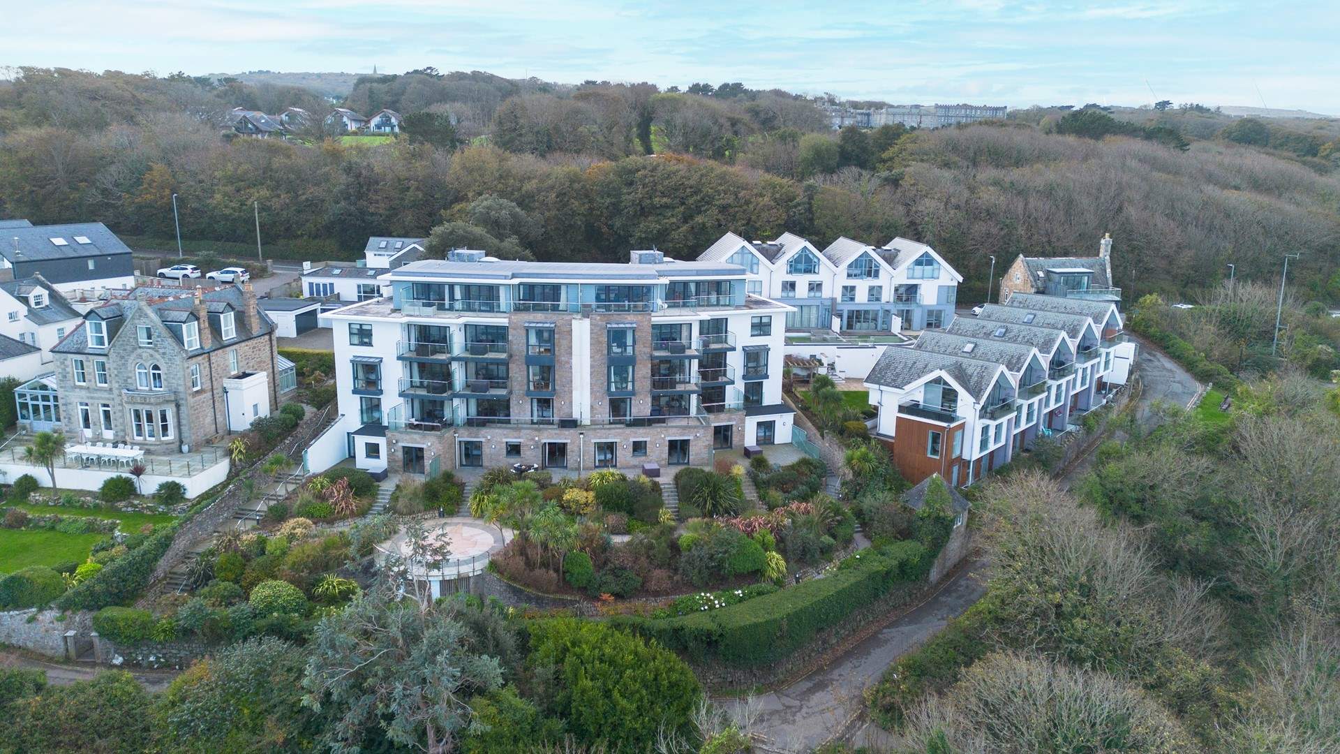 Morwenstow is a contemporary, stylish block of modern apartments with stunning views, the beach access is only a short stroll away.