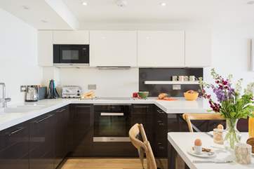 The fabulous kitchen is so well-equipped.