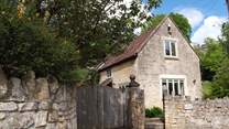 Kingham Cottage is a beautiful period detached stone cottage with lovely views and a sheltered patio.