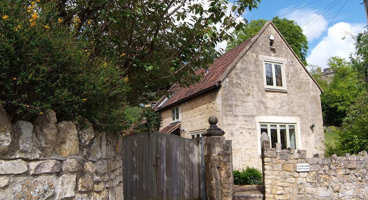 Kingham Cottage is a beautiful period detached stone cottage with lovely views and a sheltered patio.