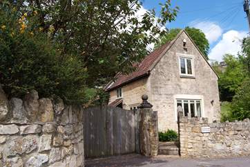 Kingham Cottage is a beautiful period detached stone cottage with lovely views, parking and a sheltered patio.