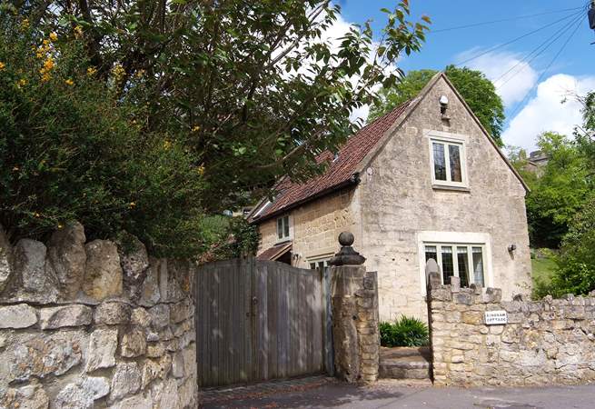 Kingham Cottage is a beautiful period detached stone cottage with lovely views and a sheltered patio.