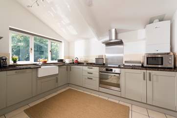 The spacious and well-equipped kitchen-area.