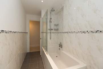 Another view of the bathroom to show you the layout.