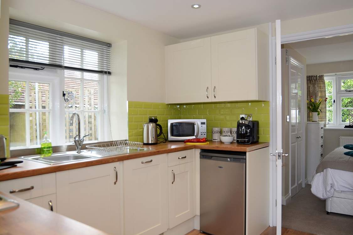 The kitchen is very well-equipped with a Bosch Tassimo machine for coffee lovers.