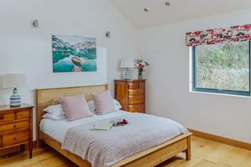 The inviting king-size (5') bed.