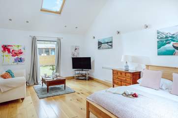 The relaxing living space is light and bright.