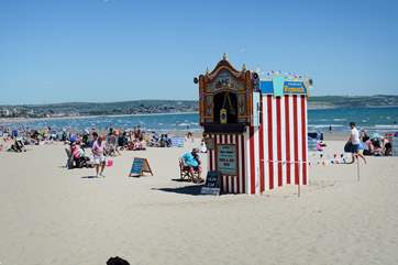 In the summer a traditional Punch and Judy show performs twice a day, which is still able to delight children.