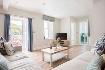 This well-equipped apartment offers high tech equipment including a Blu-ray DVD and wide screen TV, ideal when you want to relax on the corner sofa watching a movie on Netflix.