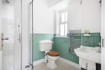 The en suite shower-room.