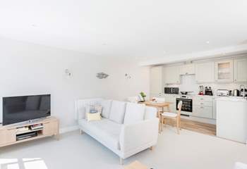 This well-equipped apartment offers high tech equipment including a Blu-ray DVD player and wide screen TV, ideal when you want to relax on the sofa watching a movie on Netflix.