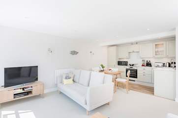 This well-equipped apartment offers high tech equipment including a Blu-ray DVD player and wide screen TV, ideal when you want to relax on the sofa watching a movie on Netflix.