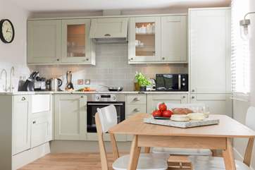 This stylish kitchen has everything you could need to prepare a meal! Alternatively, wander up to the hotel, cocktails at 7, followed by dinner at 8 sounds rather good.