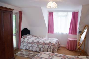 ... and a single bed for guest number three or for those who prefer not to share the duvet!