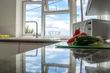 Prepare a meal with a view of the sea between the houses.