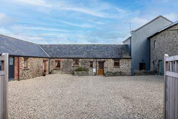 The front of The Old Byre (to the left) and the neighbouring property The Granary (2982).