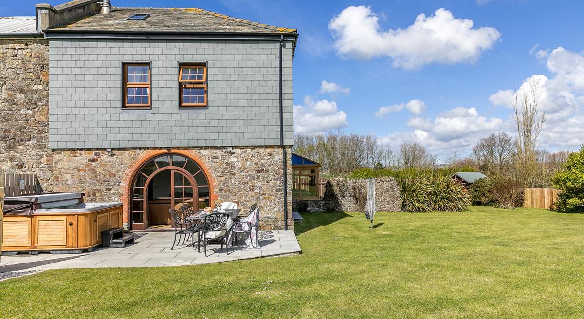 The Granary is a traditional Cornish farmhouse surrounded with a large enclosed garden.