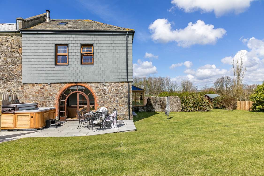 The Granary is a traditional Cornish farmhouse surrounded with a large enclosed garden.