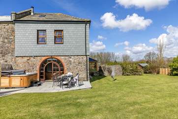The Granary is a traditional Cornish farmhouse surrounded with a large enclosed garden.