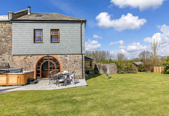 The Granary is a traditional Cornish farmhouse surrounded with a large enclosed garden.