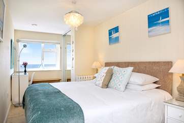 Bedroom 2 has zip and link beds so it can be made up as a Super Kingsize(6') bed or 2 twins, providing great flexibility