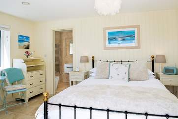 Bedroom One has a kingsize (5') double and an en-suite bathroom