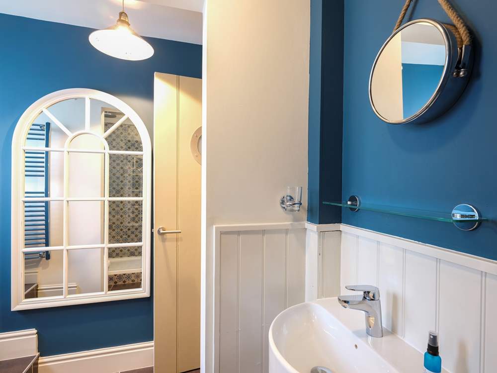 A lovely arched mirror in the shower-room.