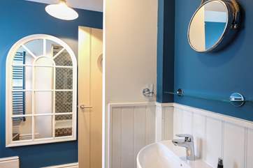 A lovely arched mirror in the shower-room.