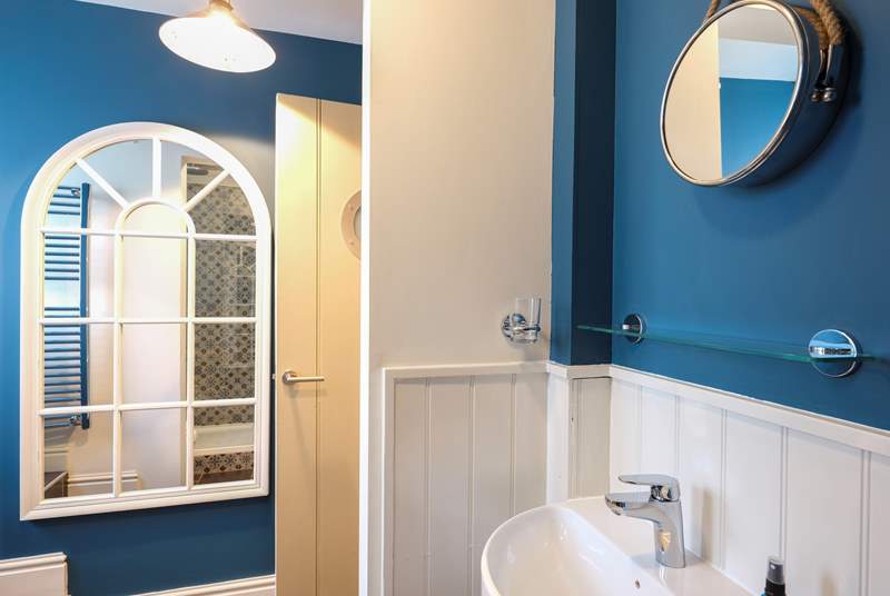 A lovely arched mirror in the shower-room.