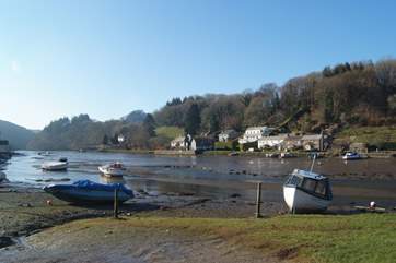 Little Gem sits beside the tidal River Lerryn.