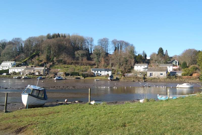 Little Gem sits beside the tidal River Lerryn. At low tide; canoes and kayaks can be easily launched from the riverbank.