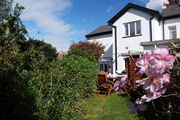 The cottage has a pretty garden where you can sit and listen to the river just across the little lane.