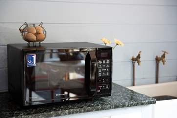 There is a combination microwave.