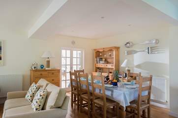 Time for breakfast, this sociable space is perfect for a meal with friends and family at any time of the day.