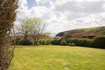 The large area of garden to the front of the house.