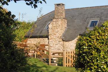 Pitt Farm Cottage is a perfect bolthole, an annexe to Pitt Farmhouse, an ancient farmstead. Completely independent with its own entrance and a lovely large garden.