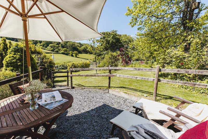 The cottage has a pretty garden to the rear, with fantastic countryside views across the valley. This is a great place to stay whatever the time of year.