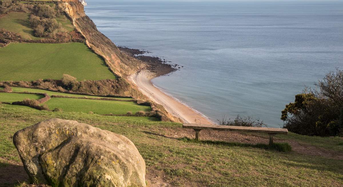 The breathtakingly beautiful Jurassic Coast is less than 15 minutes away! 