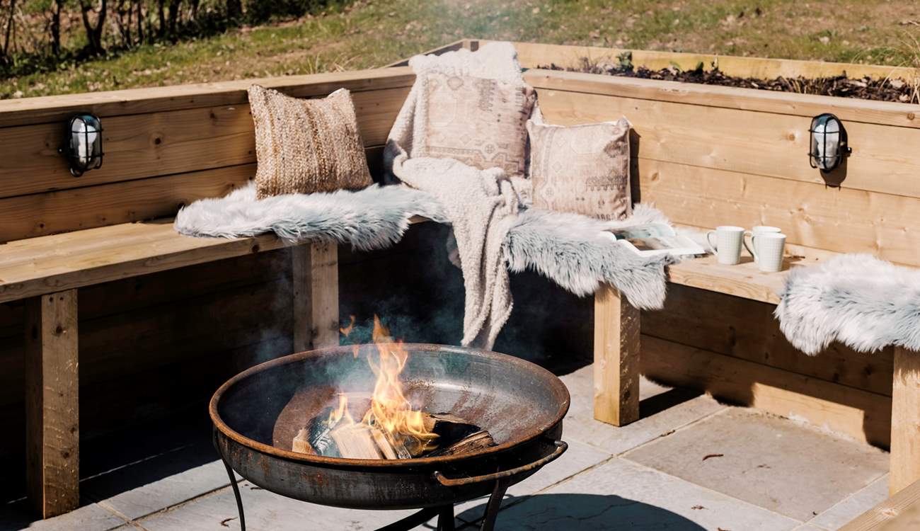 Day or night, this seating area is perfect.